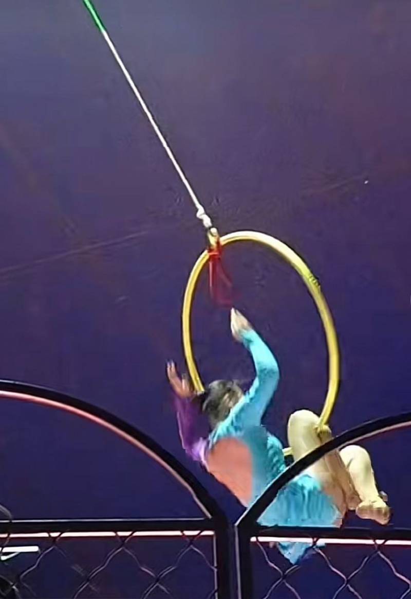 南宁一女杂技演员表演时绳断坠落，当地称人没事！道具系网购