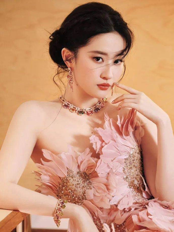 刘亦菲传来喜讯，胡歌黄晓明霍建华送祝福：实至名归
