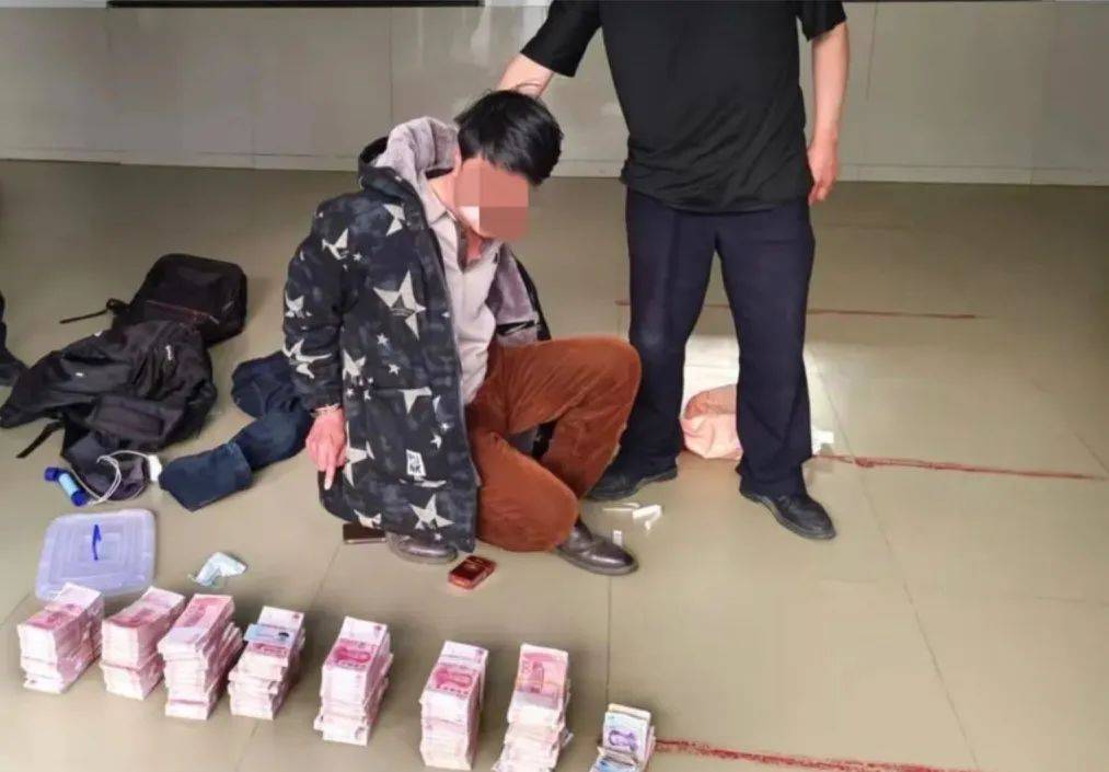 网逃男子携带70多万元现金“隐居”山洞，白天睡觉，晚上才敢上街购物