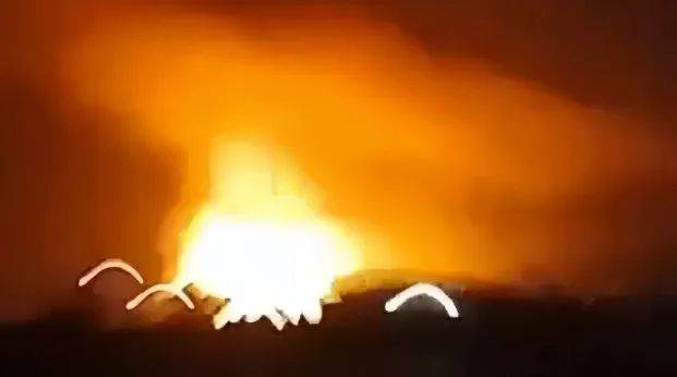 印度导弹仓库，爆发大爆炸：枭龙战机夜袭摧毁S-400导弹系统
