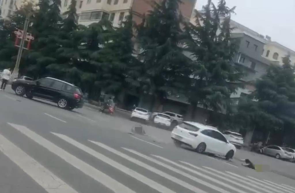 宝鸡一社区女书记当街开车追撵女子撞上电瓶车：两名女子被警方控制，两名伤者在医院治疗