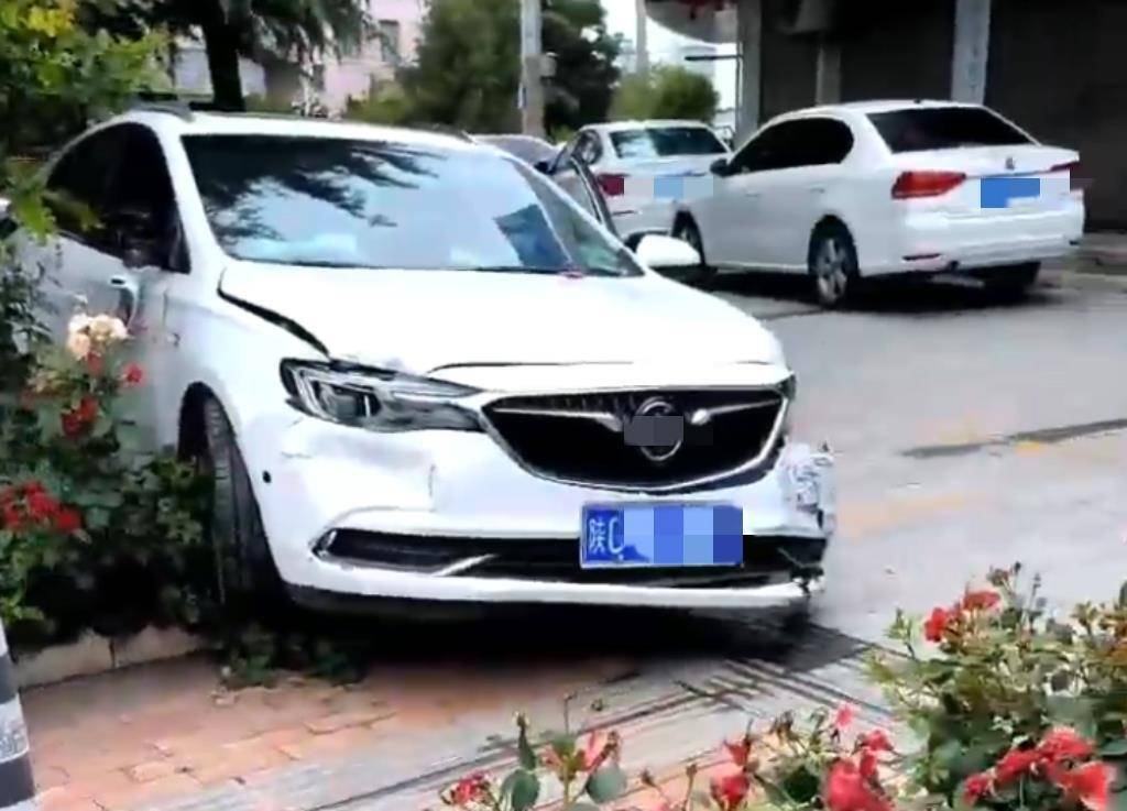 宝鸡一社区女书记当街开车追撵女子撞上电瓶车：两名女子被警方控制，两名伤者在医院治疗